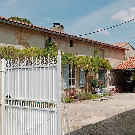 La Cour Acomodação com café da manhã Villefagnan Exterior foto