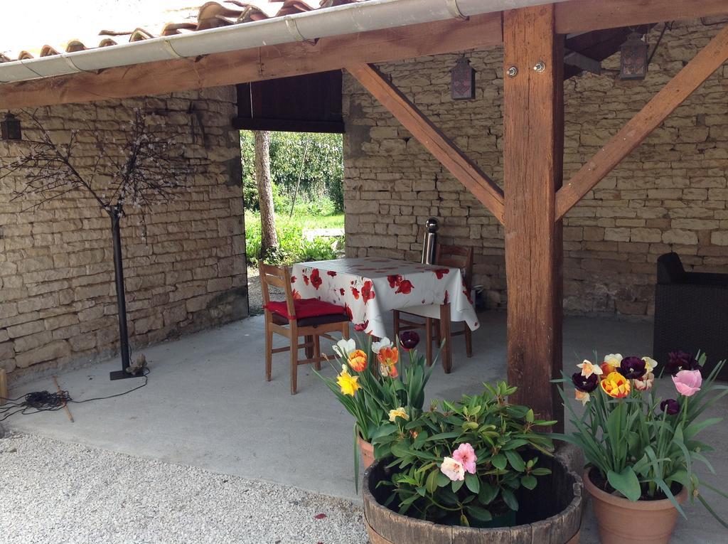 La Cour Acomodação com café da manhã Villefagnan Exterior foto