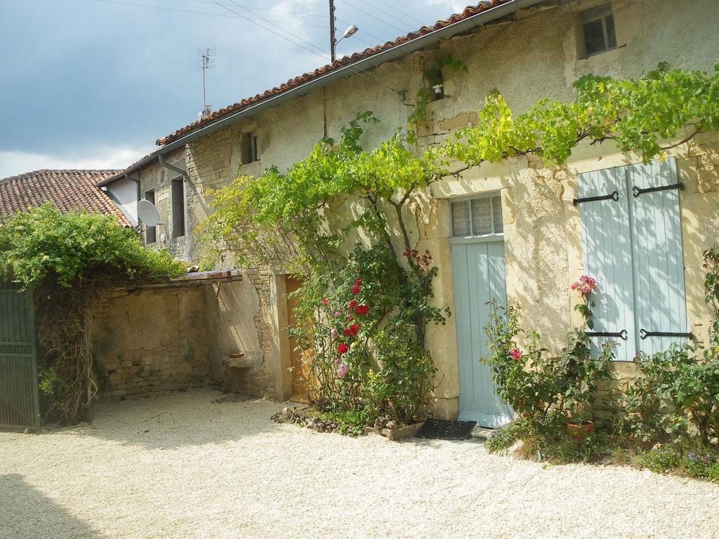 La Cour Acomodação com café da manhã Villefagnan Quarto foto